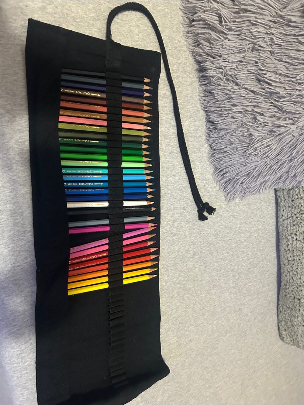 Black Pencil Roll-Up I Art Pouch - Black with color pencil set